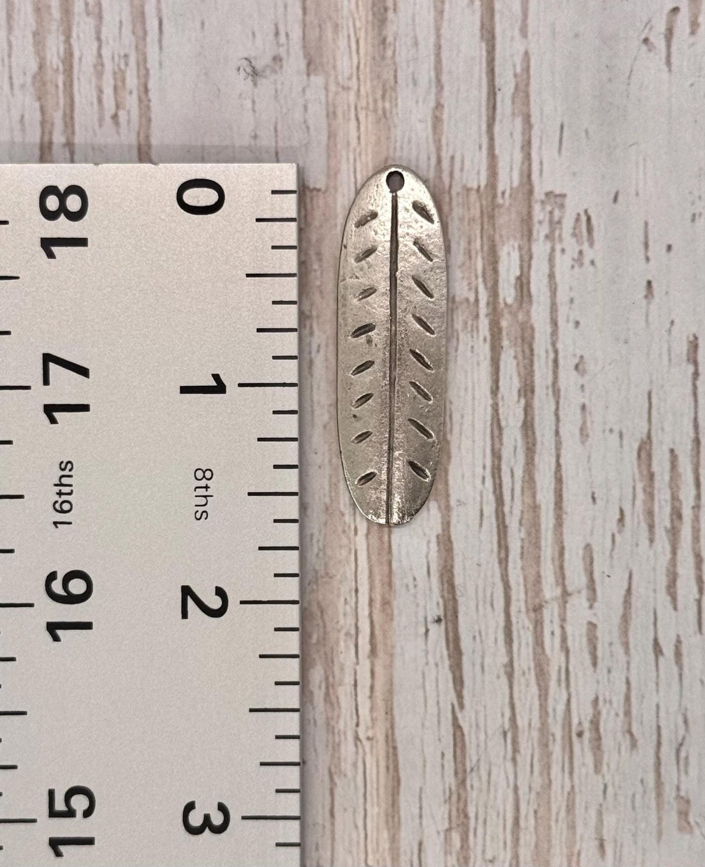 Pendentif feuille lisse, étain vieilli - PT397