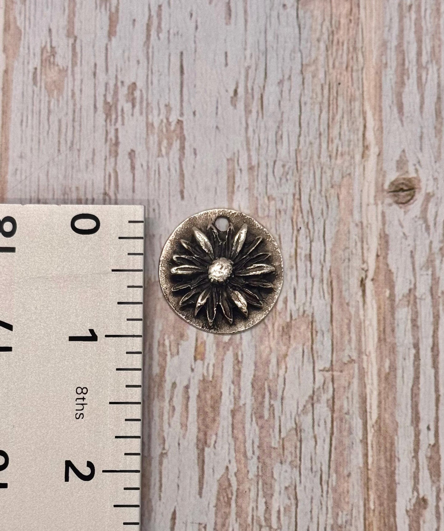Pendentif rond fleur, étain vieilli - PT383