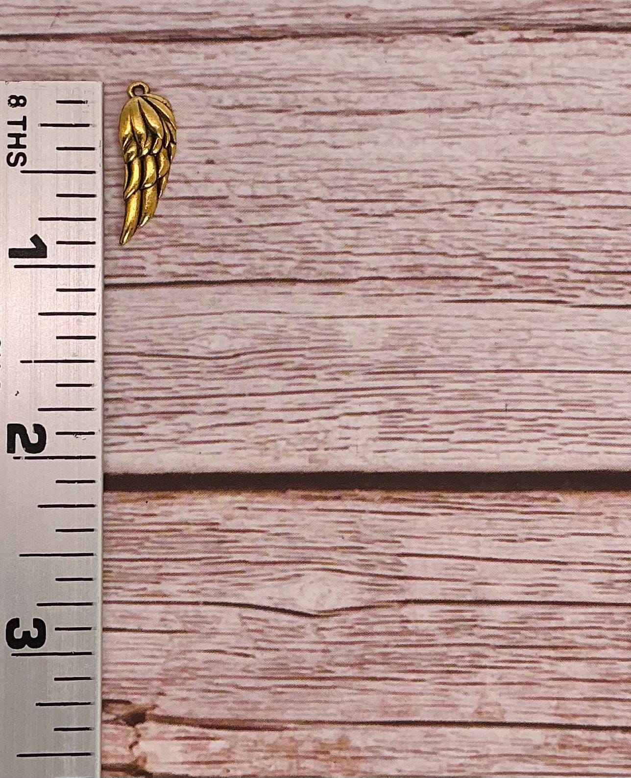 Pequeño dije de ala de ángel, chapado en oro de 18K envejecido - AG045