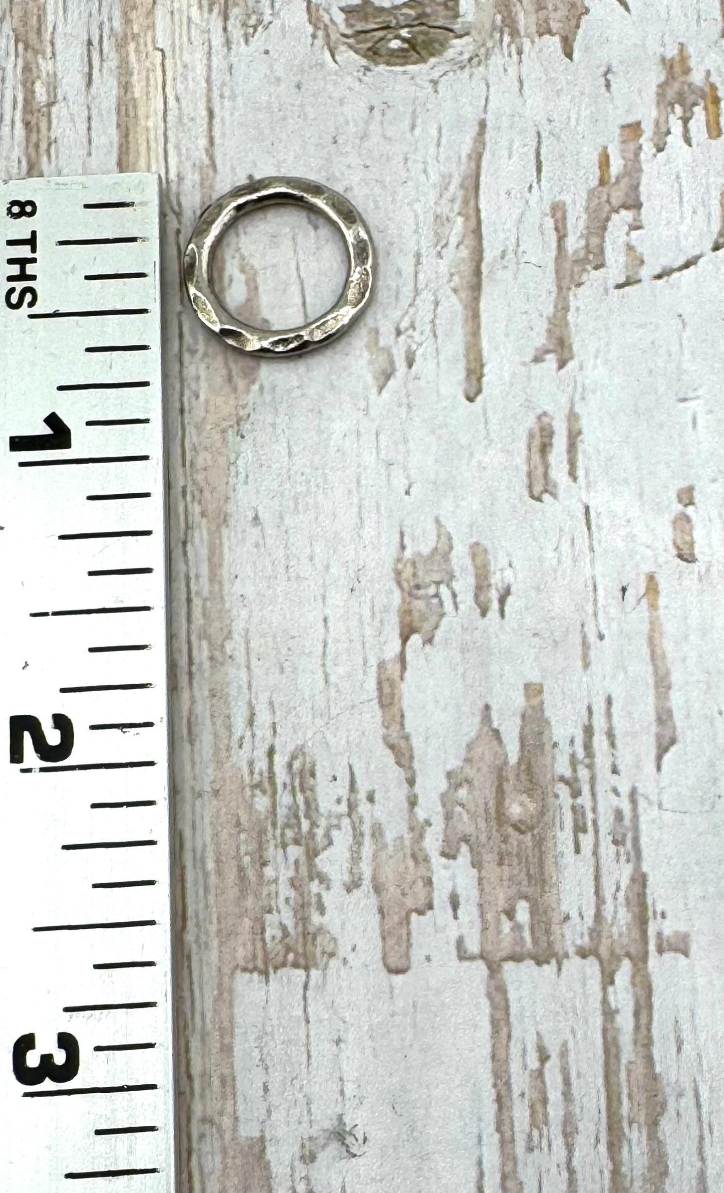 Anneaux brisés martelés de 16 mm, soudés (lot de 2), étain vieilli - PT378