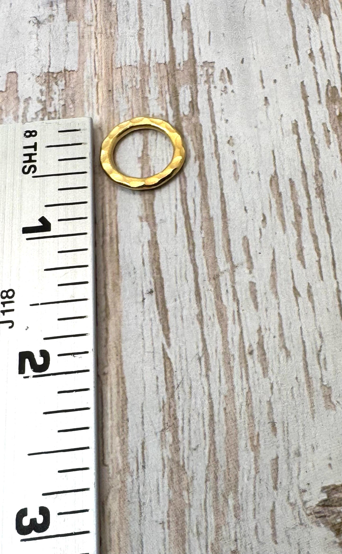 Anneaux ouverts martelés de 15 mm, soudés (lot de 2), plaqué or 18k satiné - ST199