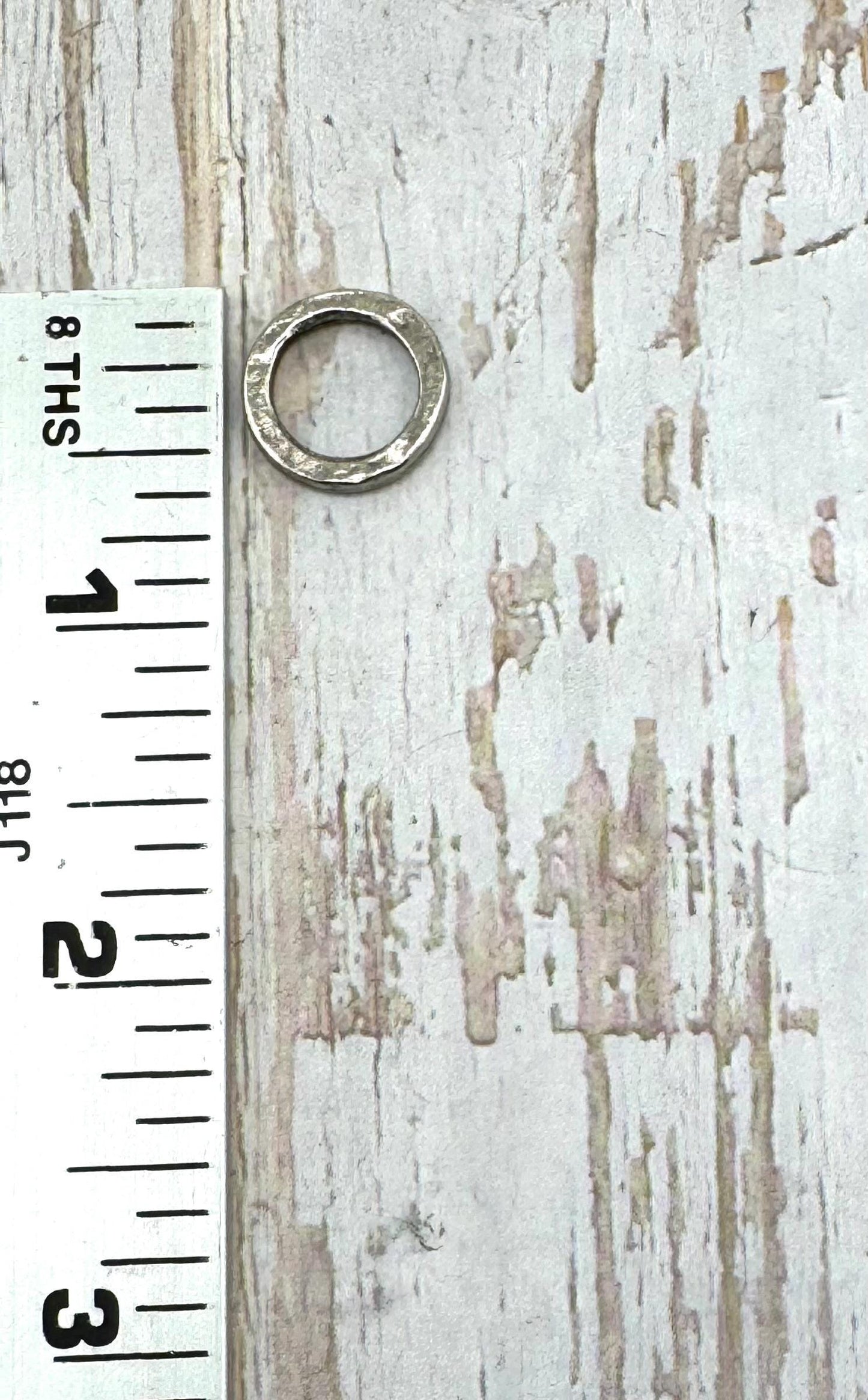 Anneaux de jonction martelés de 15 mm, soudés (lot de 2), étain vieilli - PT379