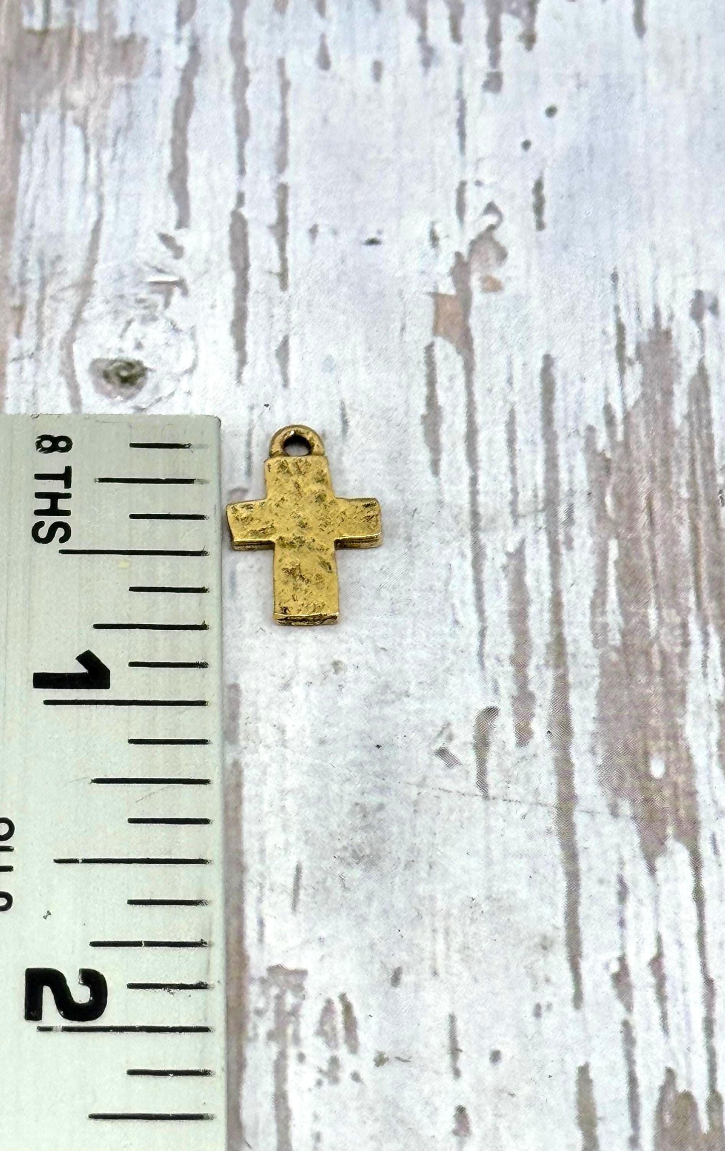 Mini breloque croix vieillie, plaquée or 18 carats antique - AG148