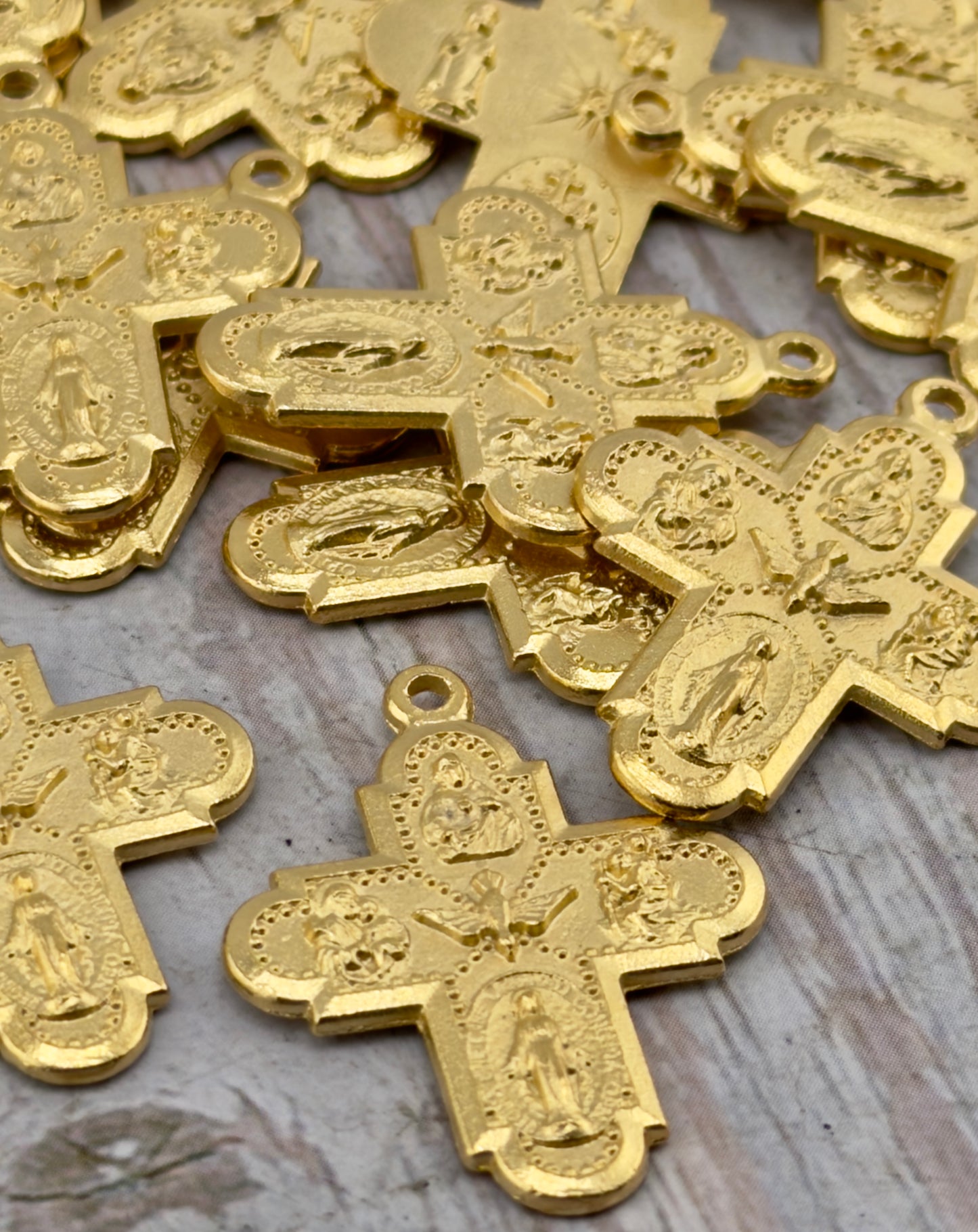 Breloque croix ornée double face, plaquée or 18 carats satiné - ST207