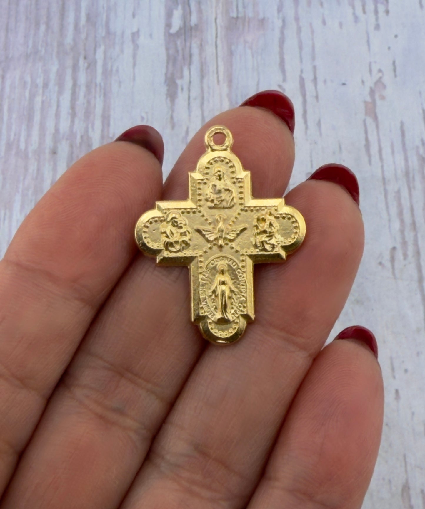 Breloque croix ornée double face, plaquée or 18 carats satiné - ST207