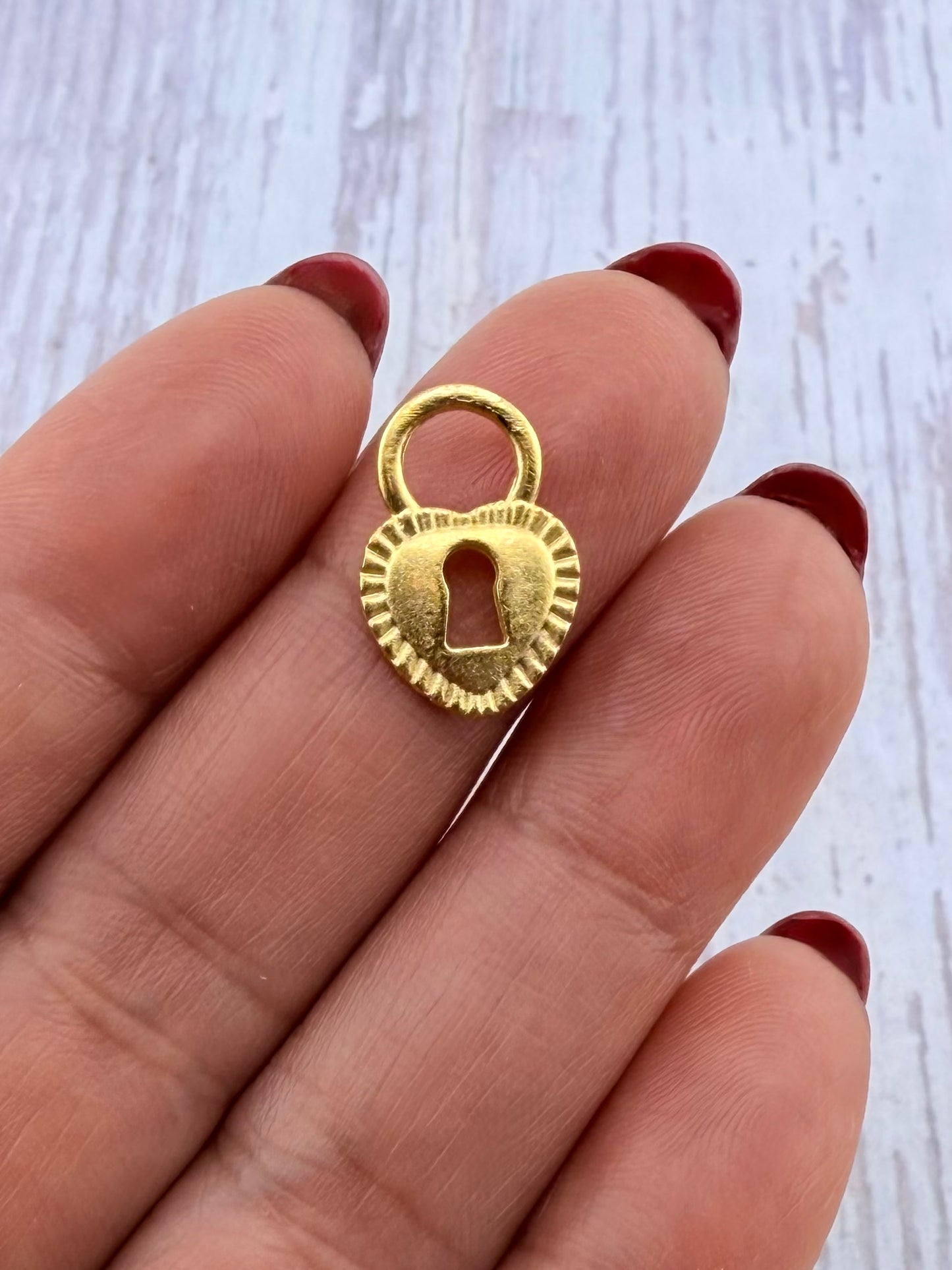 Petit Charme Cadenas Coeur, Plaqué Or 18 carats Satiné - ST211