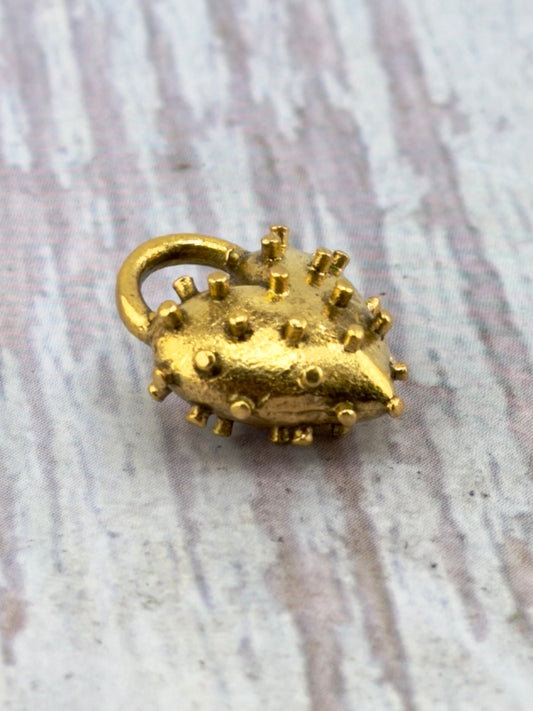 Dije Corazón Hinchado y Puntiagudo Pequeño, Chapado en Oro de 18k Envejecido - AG016