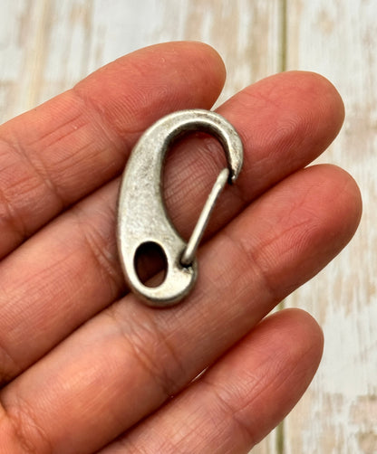 Mousqueton surdimensionné de 31 mm, plaqué étain vieilli – PT628