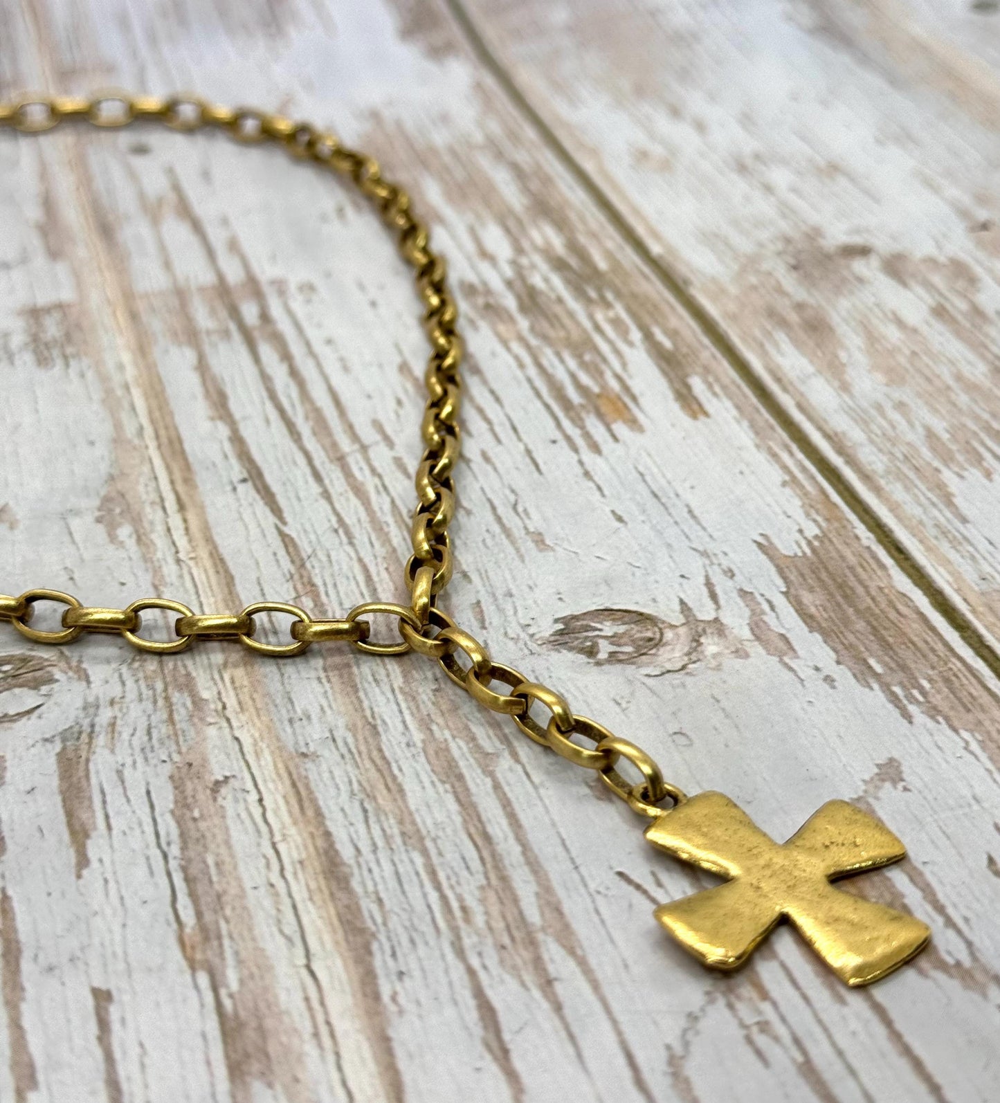 Grand pendentif croix, plaqué or 18 carats, finition satinée - ST229