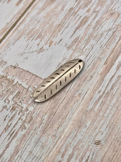 Pendentif feuille lisse, étain vieilli - PT397