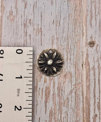 Pendentif rond fleur, étain vieilli - PT383