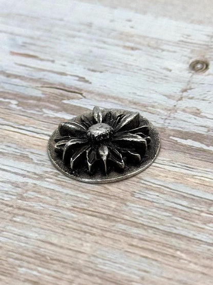 Pendentif rond fleur, étain vieilli - PT383