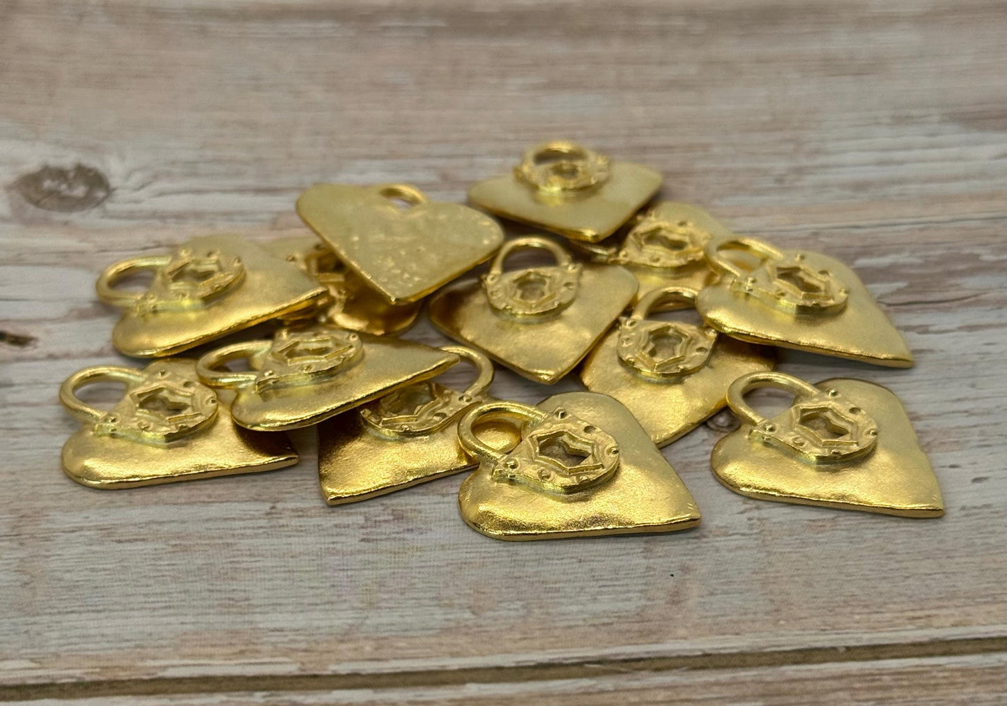 Dije Corazón Candado, Chapado en Oro de 18k Satinado - ST204