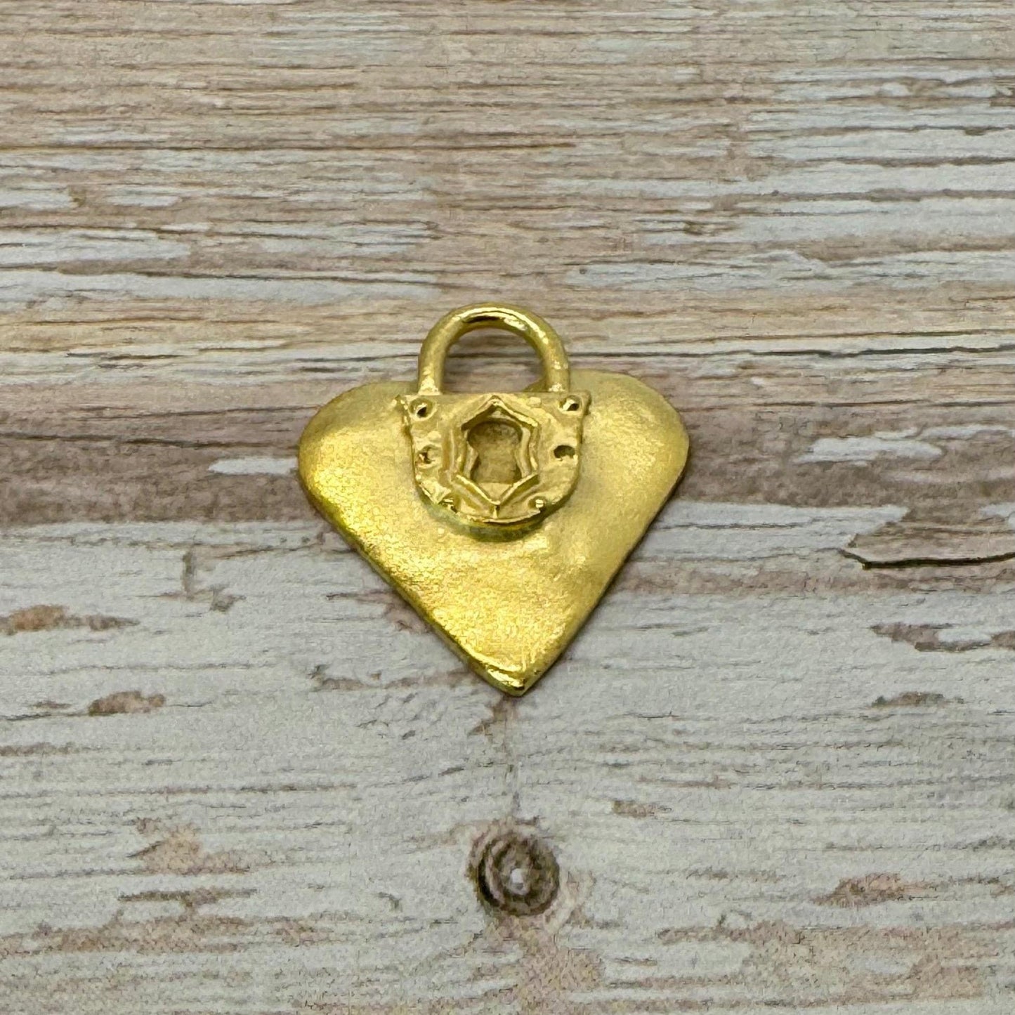 Dije Corazón Candado, Chapado en Oro de 18k Satinado - ST204