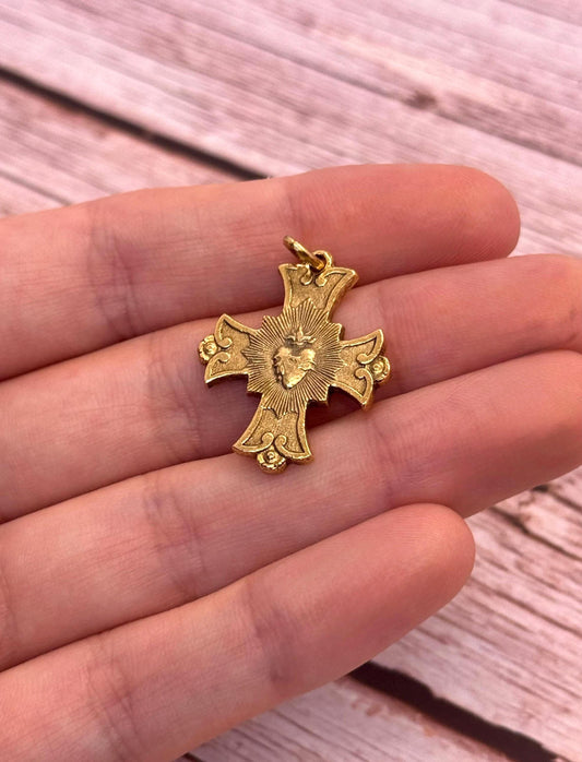 Dije de Sagrado Corazón, Bañado en Oro de 18K Envejecido - AG039
