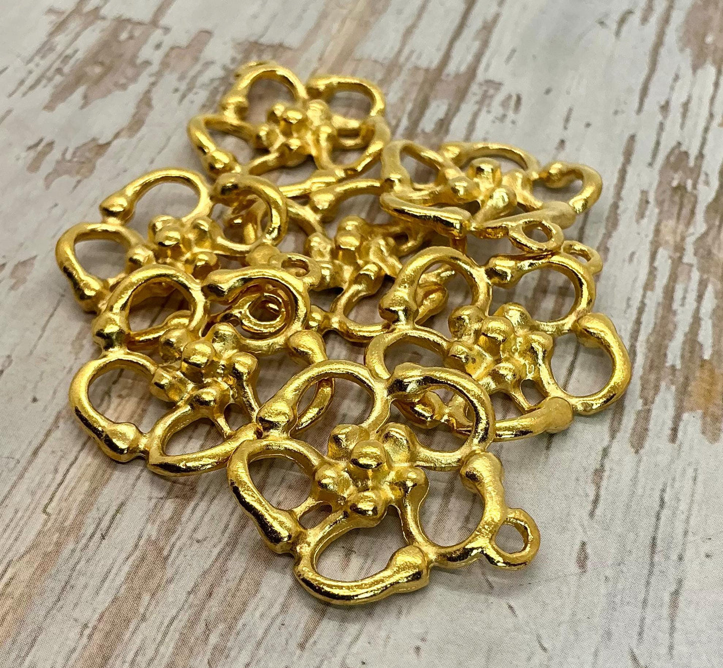 Colgante Flor Abstracta, Chapado en Oro de 18k Satinado - ST218