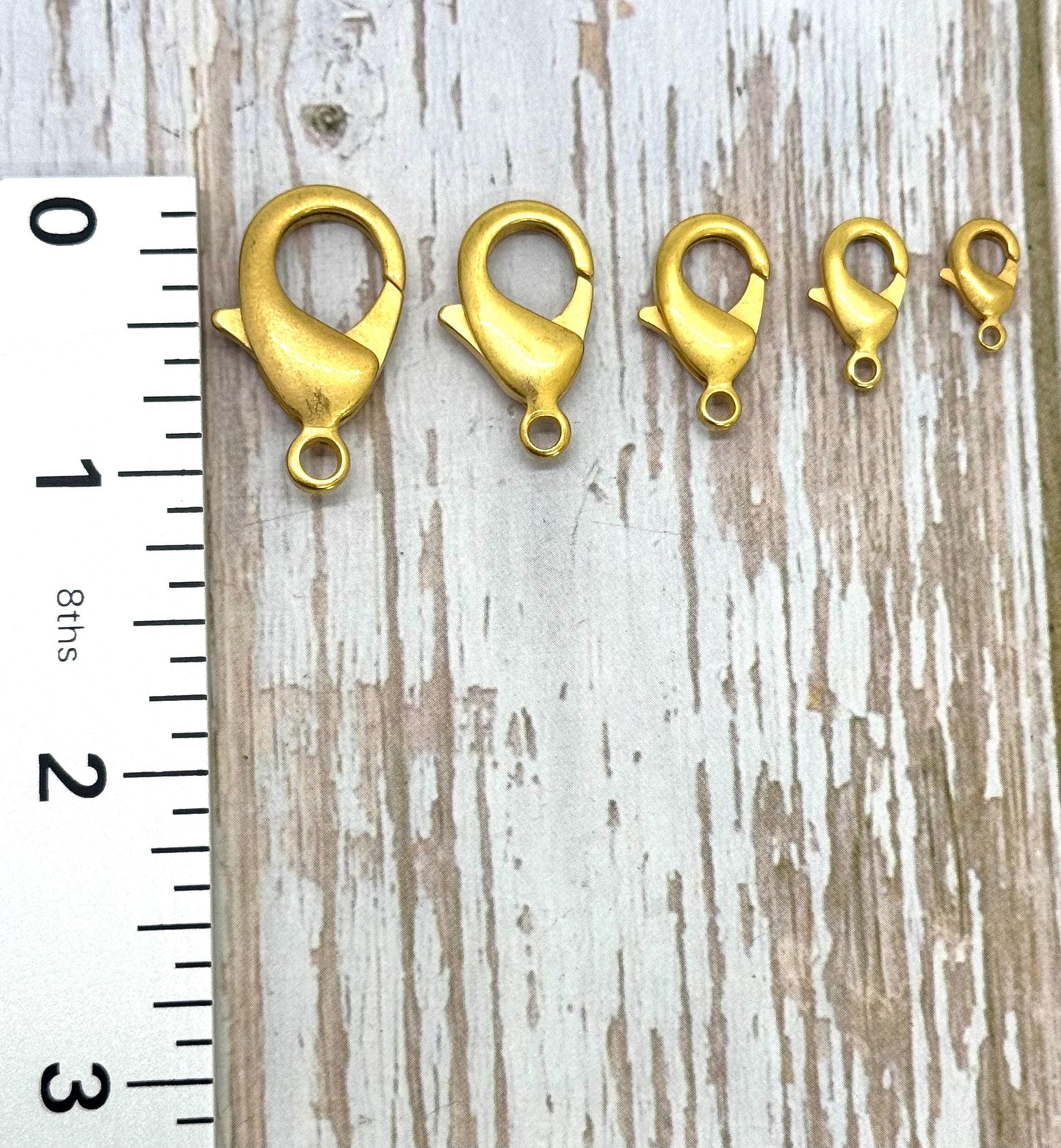 Fermoirs mousqueton de différentes tailles, plaqué or 18 carats satiné
