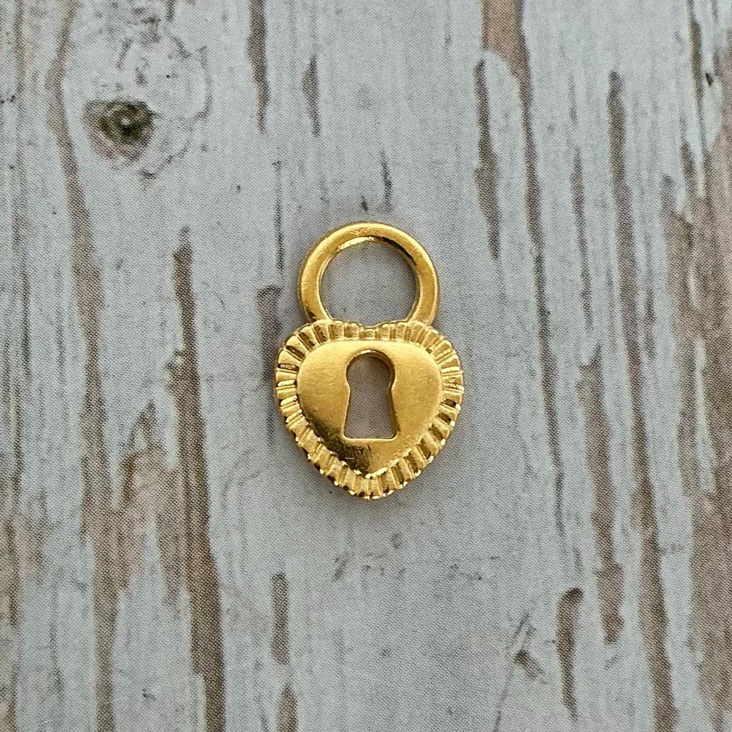 Petit Charme Cadenas Coeur, Plaqué Or 18 carats Satiné - ST211