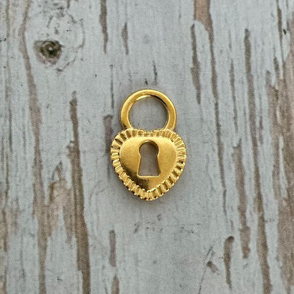 Petit Charme Cadenas Coeur, Plaqué Or 18 carats Satiné - ST211