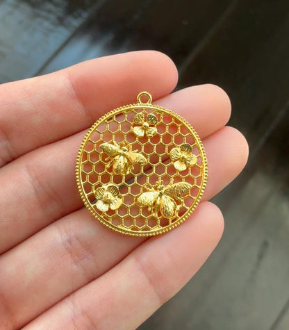 Pendentif médaillon abeilles et fleurs, plaqué or 18 carats satiné - ST559