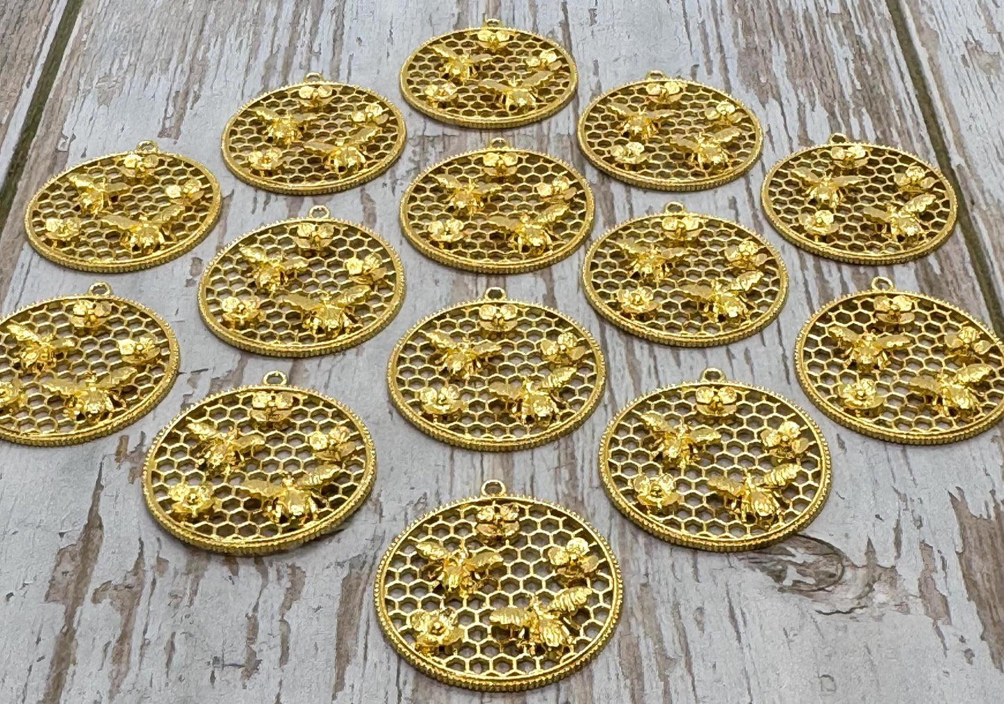 Pendentif médaillon abeilles et fleurs, plaqué or 18 carats satiné - ST559