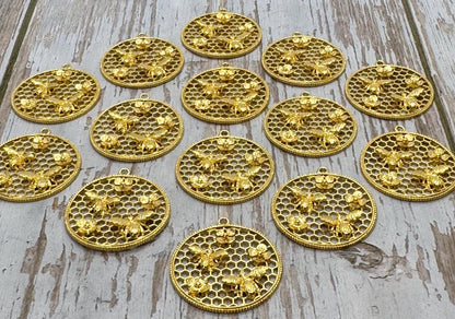 Pendentif médaillon abeilles et fleurs, plaqué or 18 carats satiné - ST559