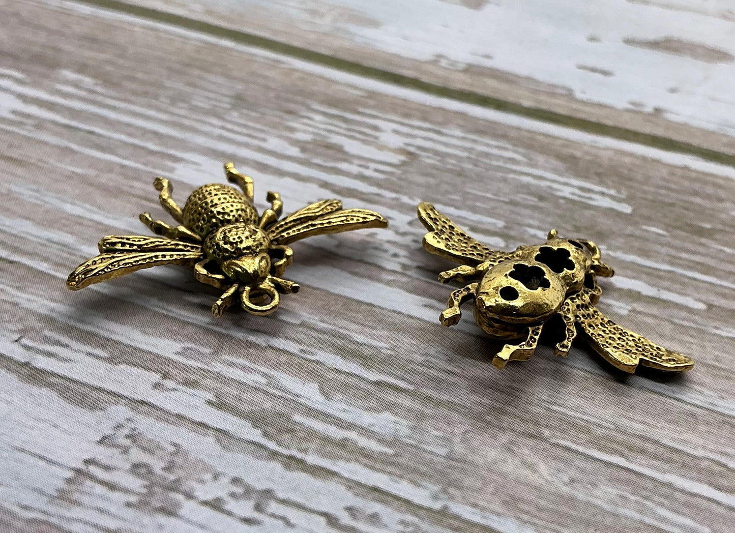Breloque double face Abeille Reine, plaqué or 18 carats vieilli - AG586
