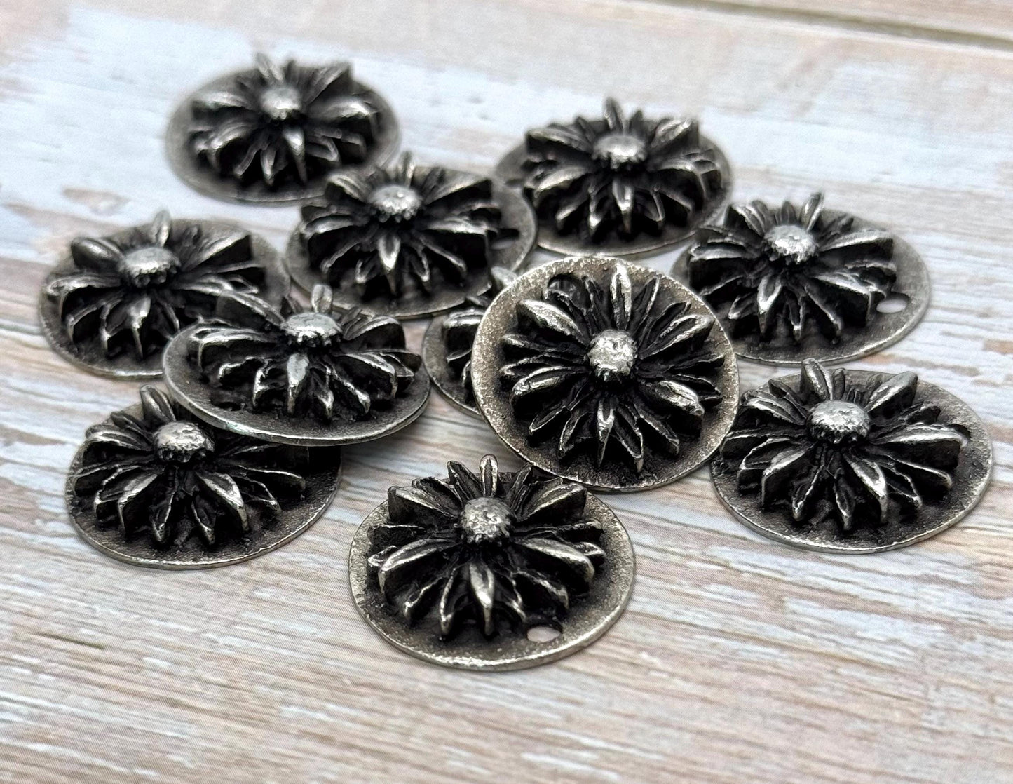Pendentif rond fleur, étain vieilli - PT383