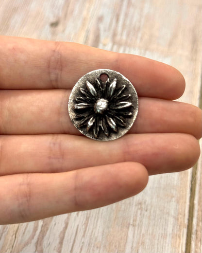 Pendentif rond fleur, étain vieilli - PT383
