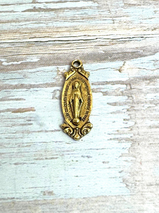 Medallón de la Virgen María, chapado en oro de 18 quilates envejecido - AG033