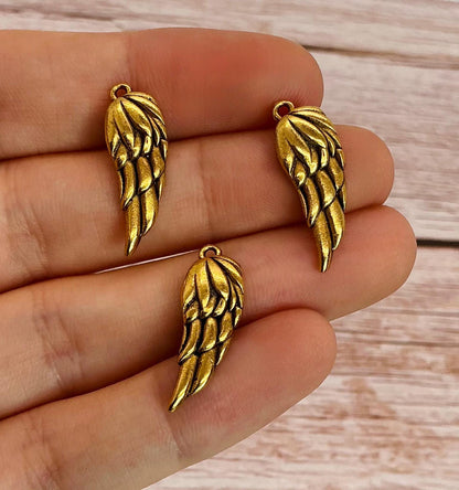 Mini breloque aile d'ange, plaqué or 18 carats vieilli - AG045