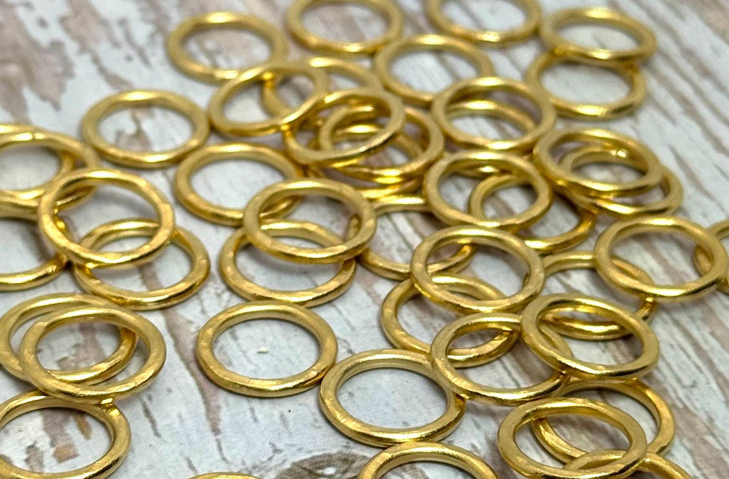 Anneaux de jonction martelés de 12 mm, soudés (lot de 2), plaqués or 18 carats satiné - ST200