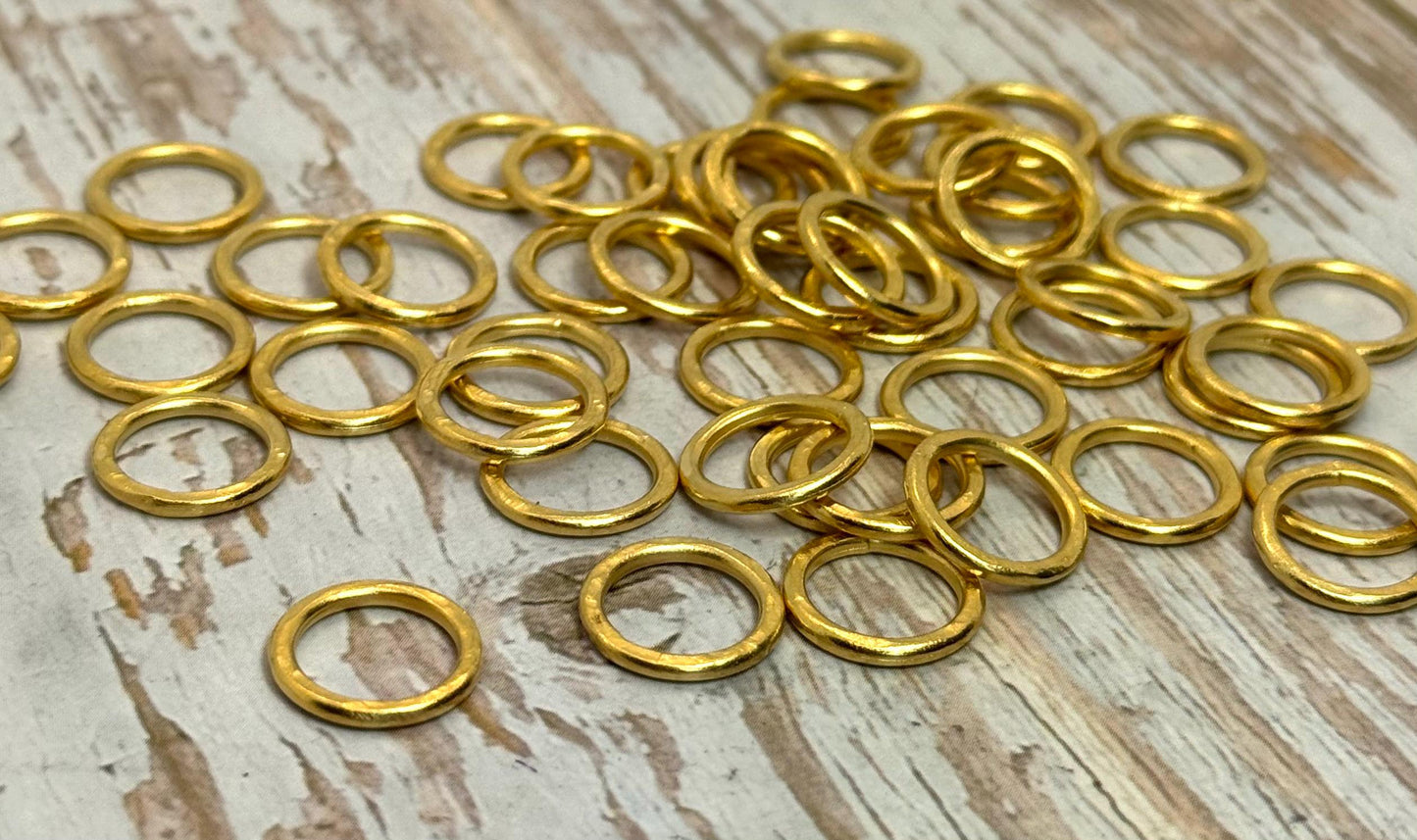 Anneaux de jonction martelés de 12 mm, soudés (lot de 2), plaqués or 18 carats satiné - ST200
