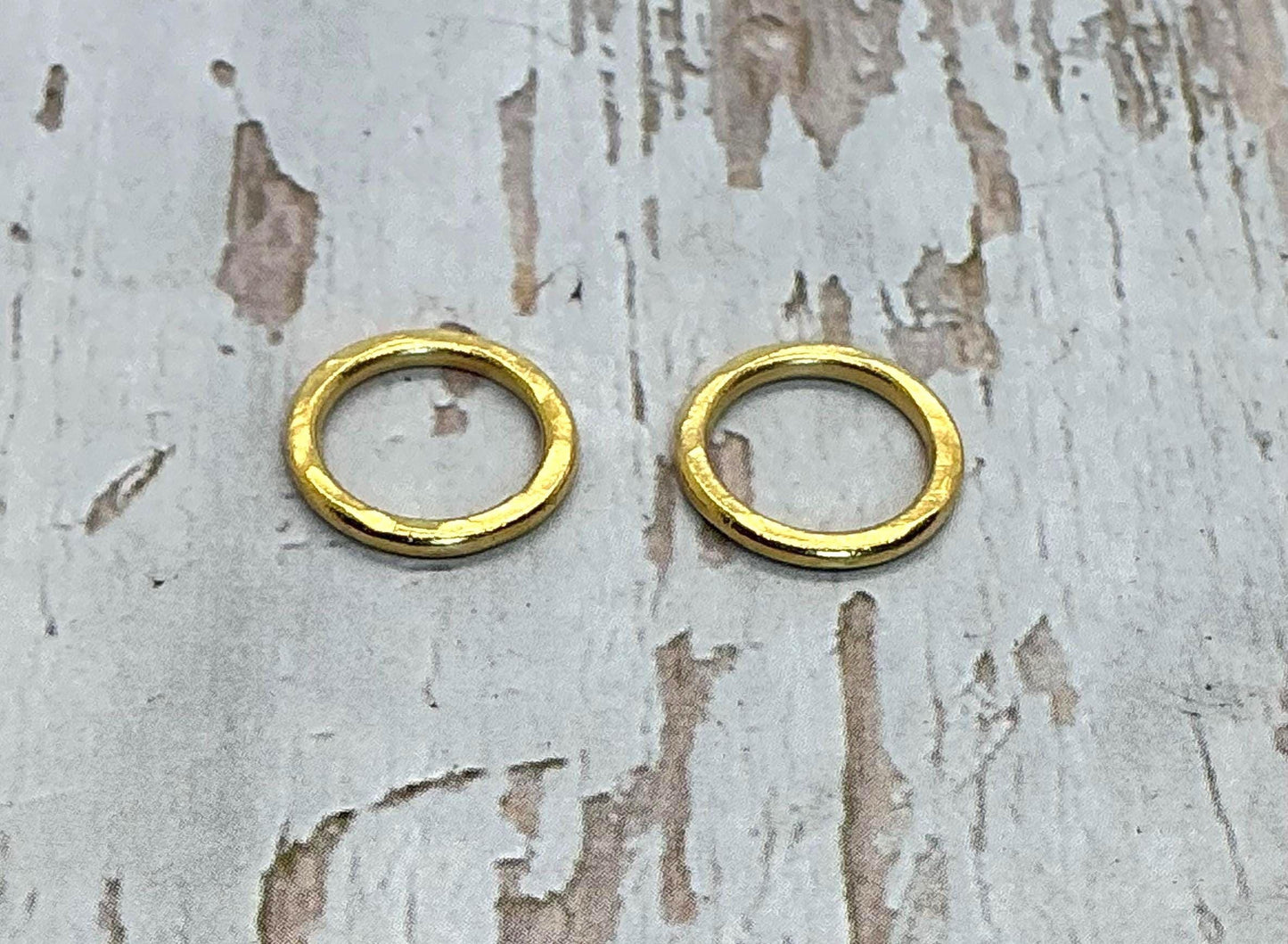Anneaux de jonction martelés de 12 mm, soudés (lot de 2), plaqués or 18 carats satiné - ST200