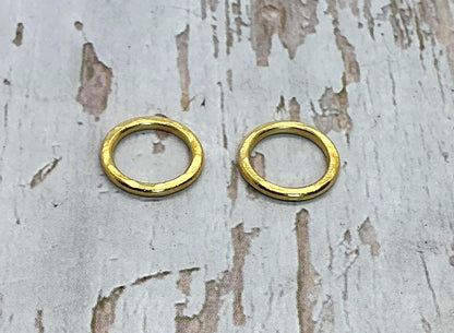 Anneaux de jonction martelés de 12 mm, soudés (lot de 2), plaqués or 18 carats satiné - ST200