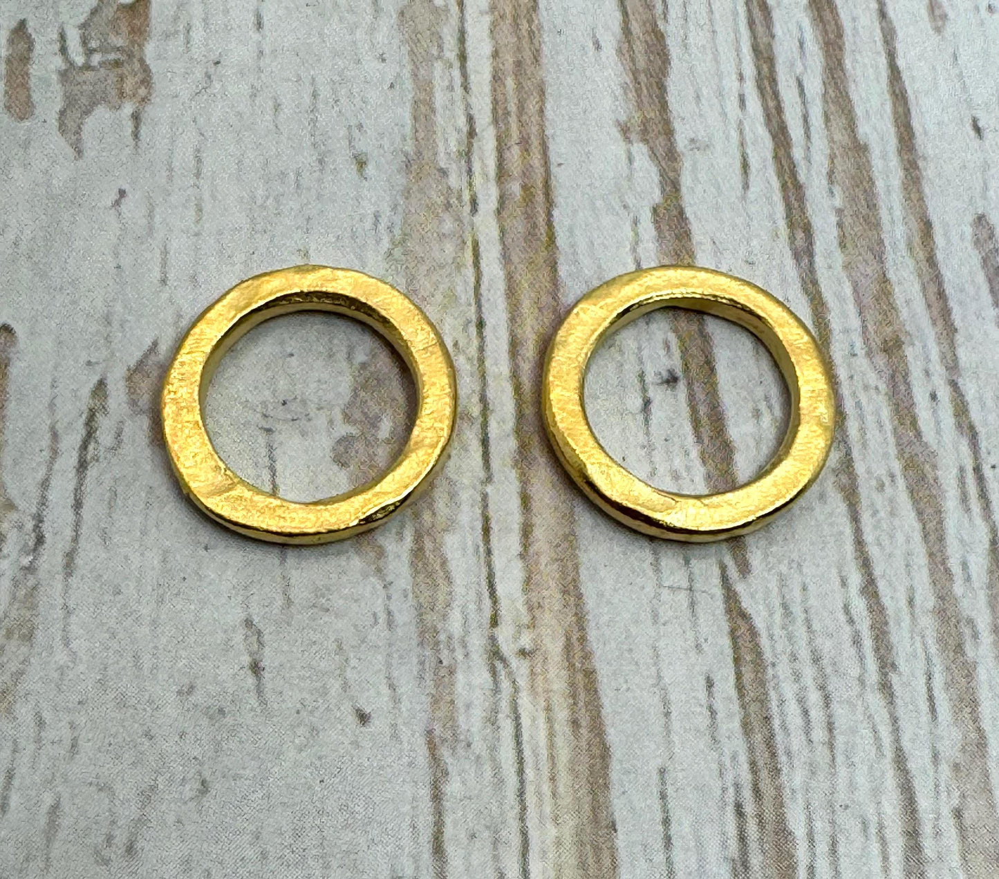 Anneaux ouverts martelés de 15 mm, soudés (lot de 2), plaqué or 18k satiné - ST199