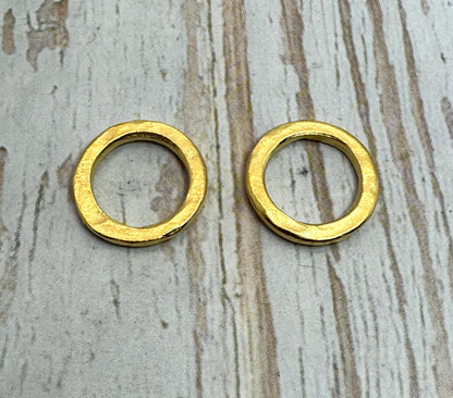 Anneaux ouverts martelés de 15 mm, soudés (lot de 2), plaqué or 18k satiné - ST199