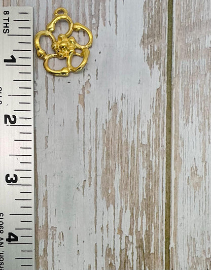 Colgante Flor Abstracta, Chapado en Oro de 18k Satinado - ST218