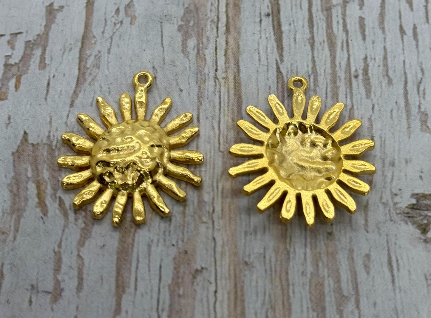 Pendentif Soleil Martelé, Plaqué Or 18 carats Satiné - ST181