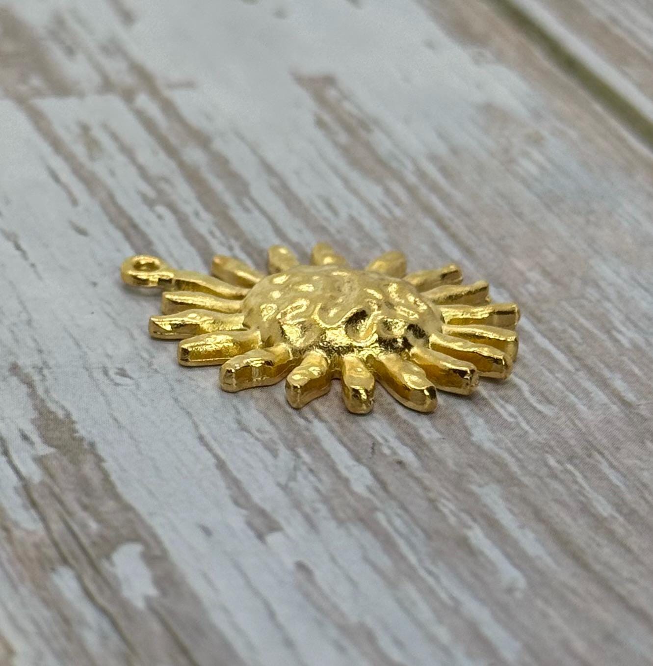 Pendentif Soleil Martelé, Plaqué Or 18 carats Satiné - ST181
