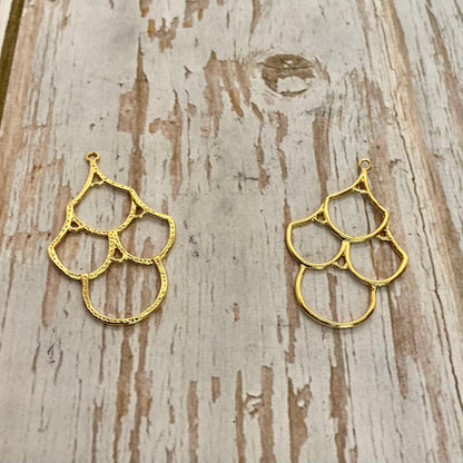 Dije Colgante de Vieira Art Decó, Chapado en Oro de 18K Satinado - ST595