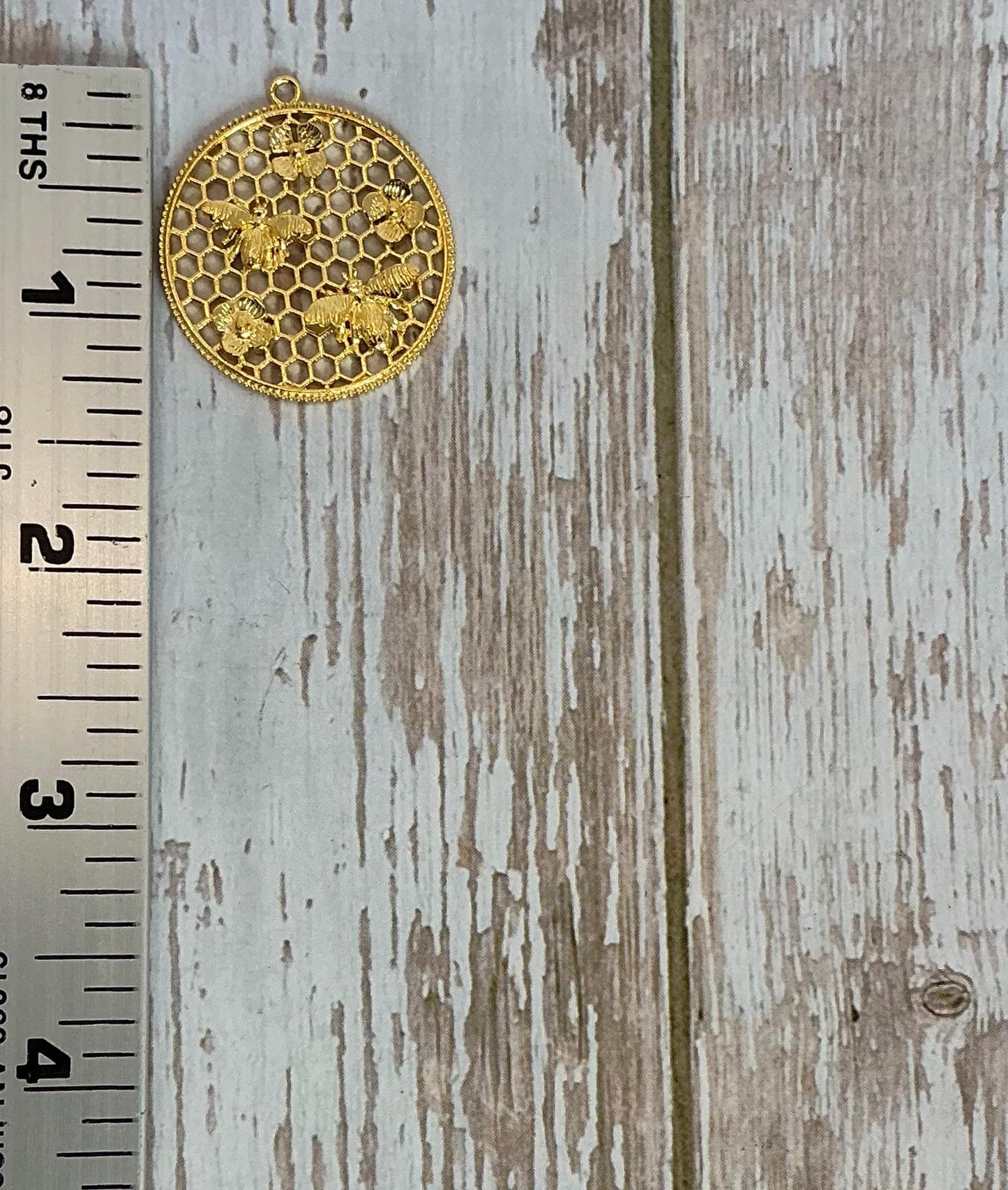 Pendentif médaillon abeilles et fleurs, plaqué or 18 carats satiné - ST559