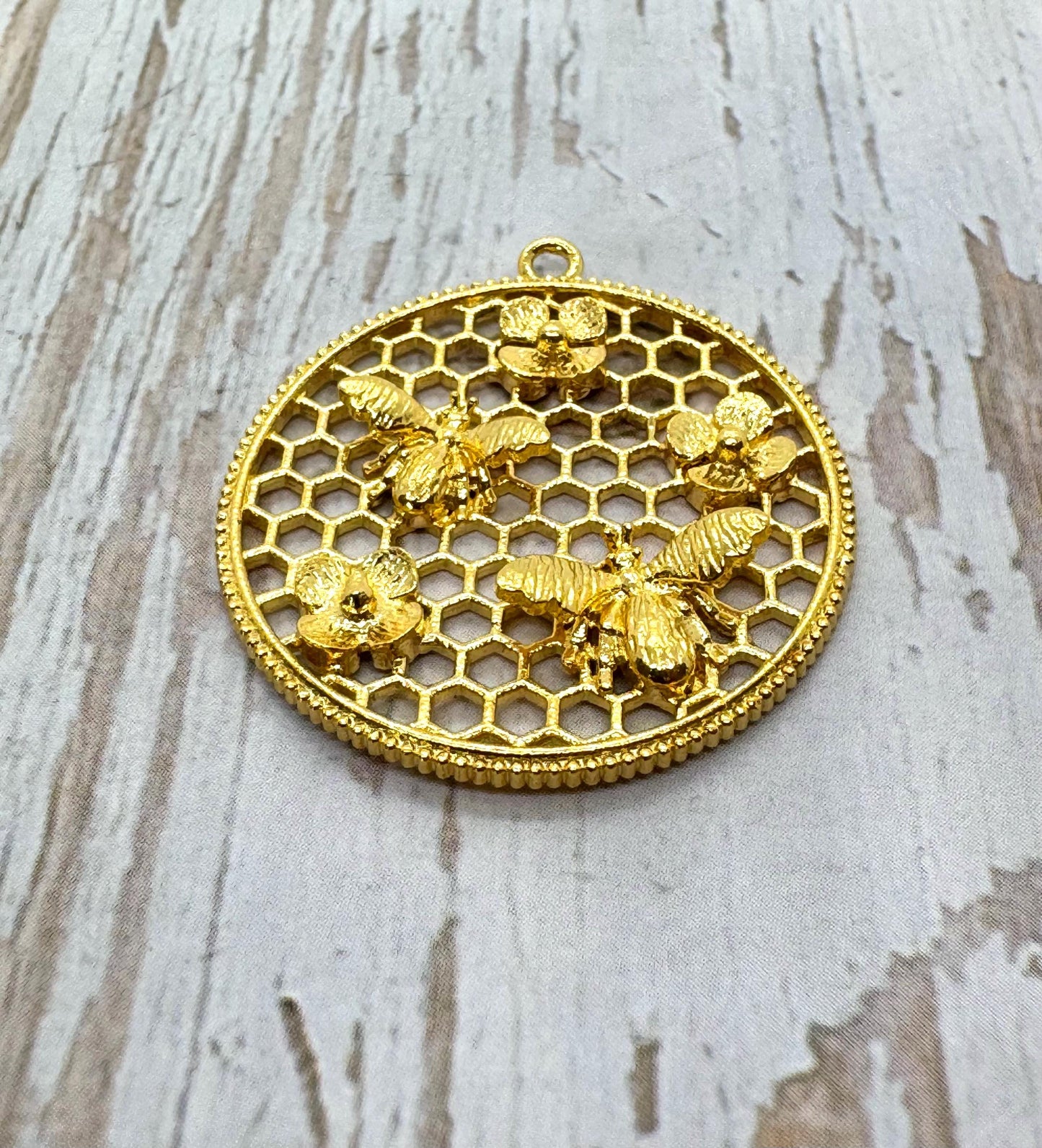 Pendentif médaillon abeilles et fleurs, plaqué or 18 carats satiné - ST559
