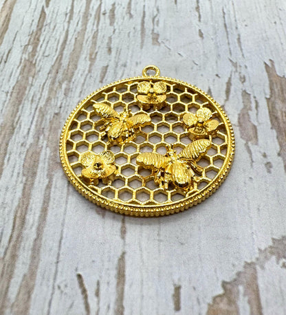 Pendentif médaillon abeilles et fleurs, plaqué or 18 carats satiné - ST559