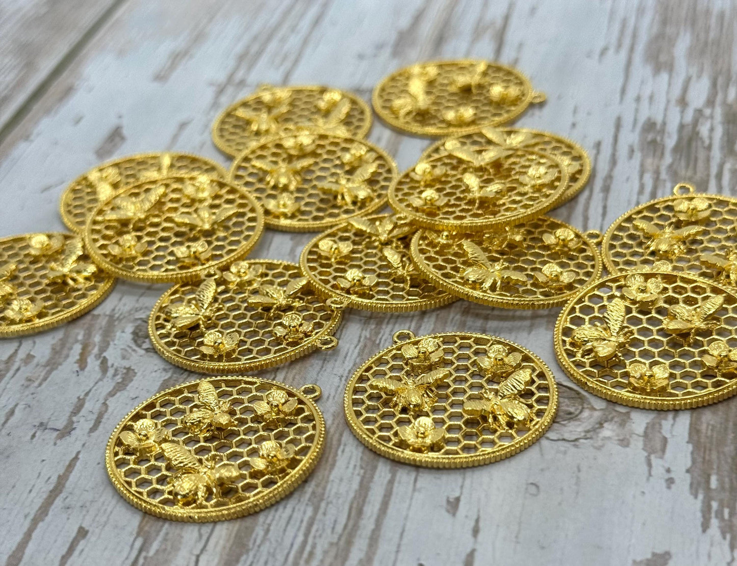 Pendentif médaillon abeilles et fleurs, plaqué or 18 carats satiné - ST559