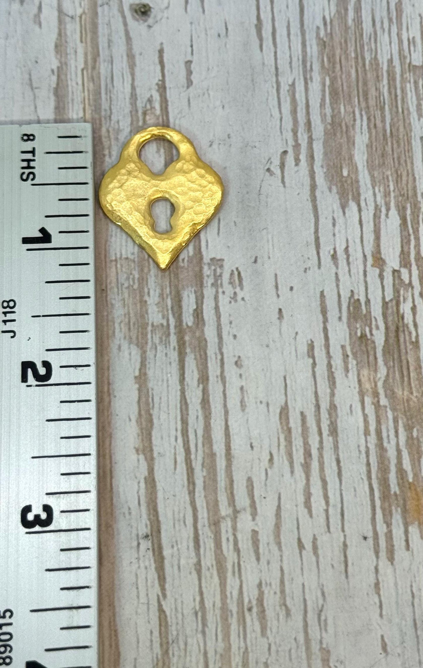 Breloque cœur cadenas martelé, plaqué or 18 carats satiné - ST327