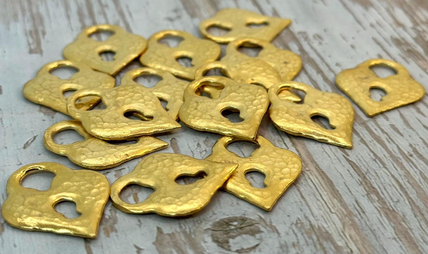 Breloque cœur cadenas martelé, plaqué or 18 carats satiné - ST327