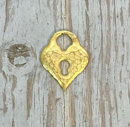 Breloque cœur cadenas martelé, plaqué or 18 carats satiné - ST327