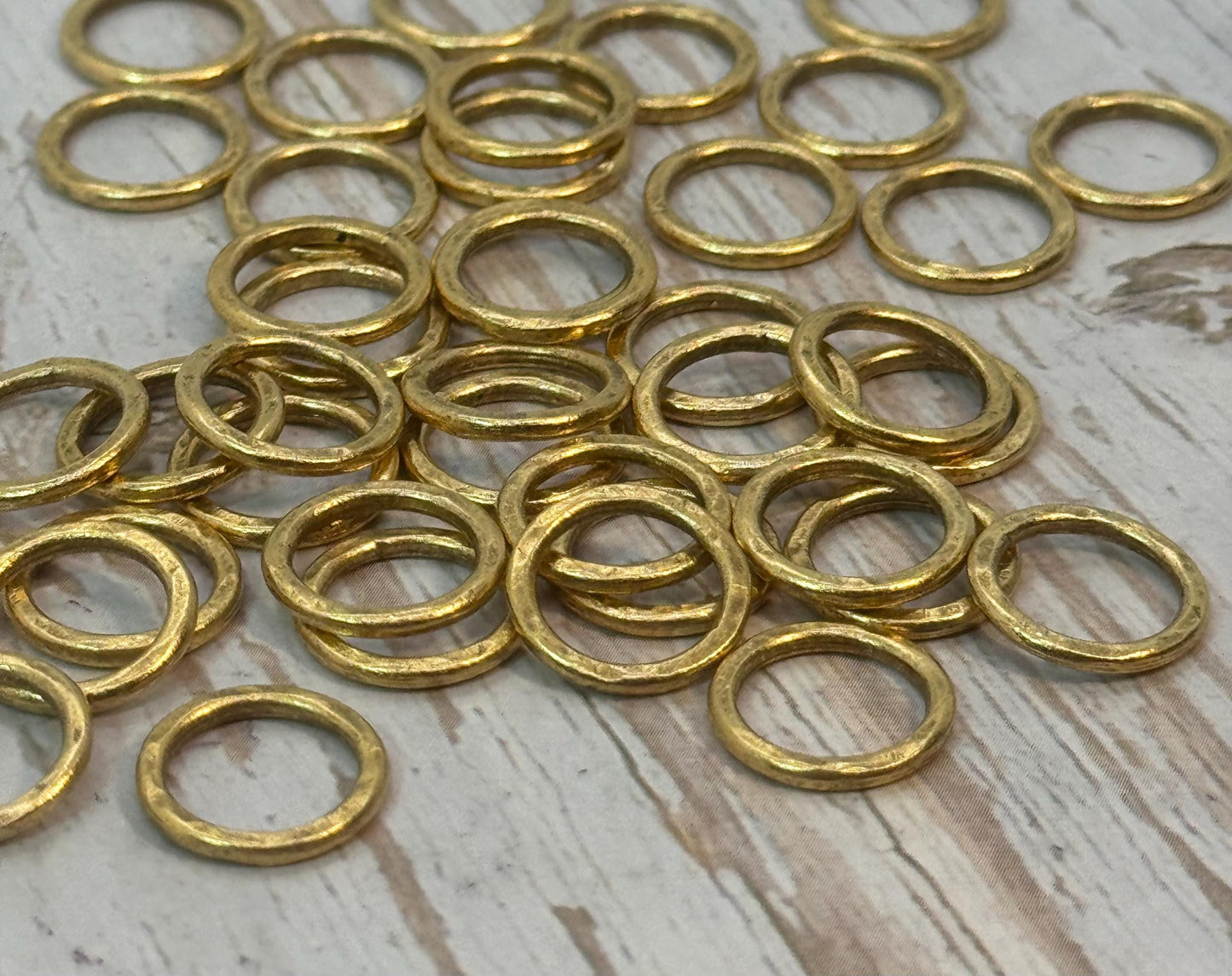 Anneaux de jonction martelés de 12 mm, soudés (lot de 2), plaqué or 18 carats vieilli - AG020