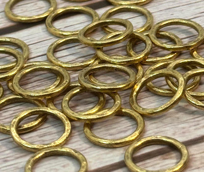 Anneaux de jonction martelés de 12 mm, soudés (lot de 2), plaqué or 18 carats vieilli - AG020